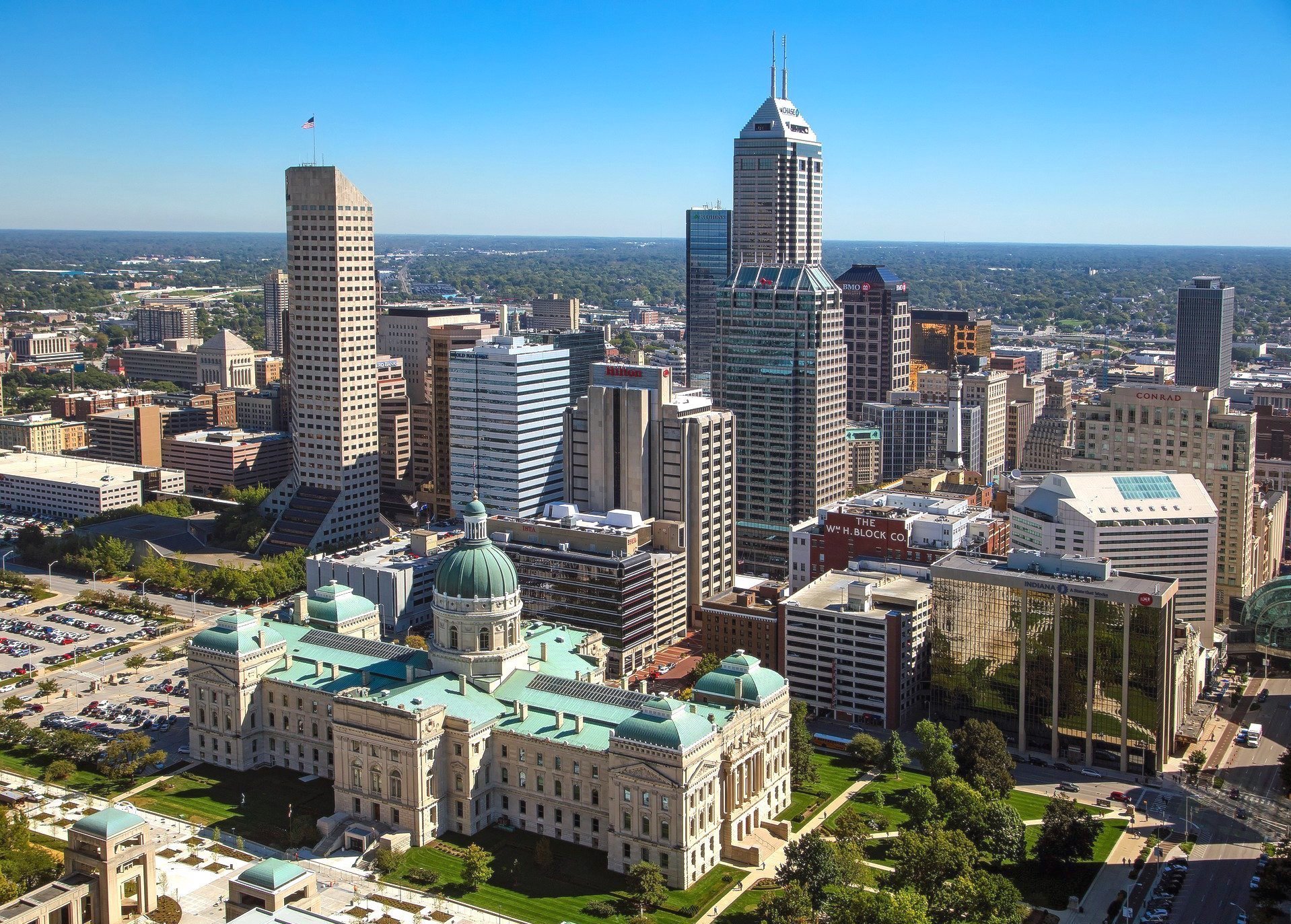 City skyline of Indianapolis, Indiana on a clear, sunny day